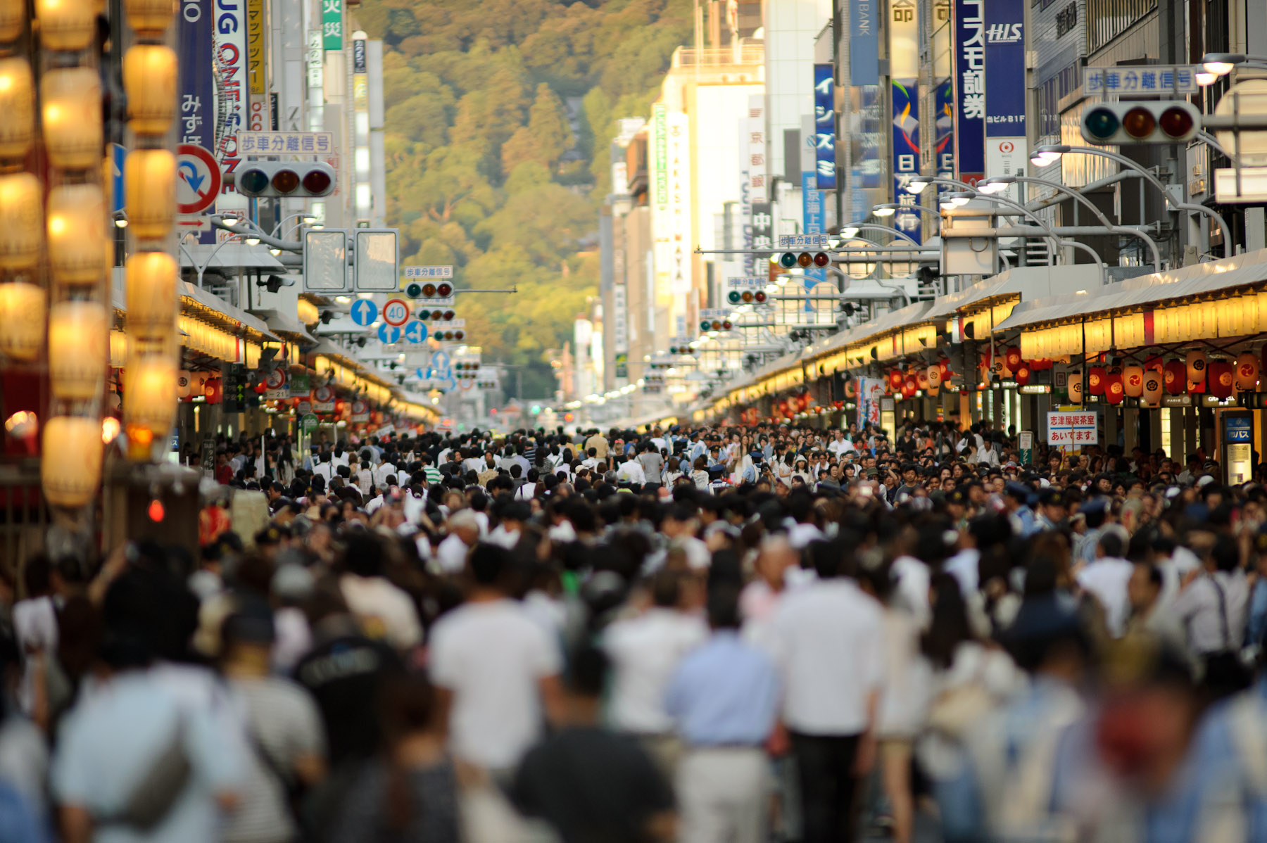 Сколько человек проживает в японии. Токио население. Население Японии. Толпа в Японии. Токио много людей.